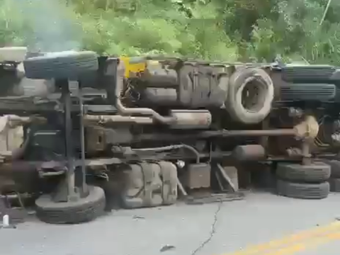 Acidente envolvendo dois caminhões na SP 123